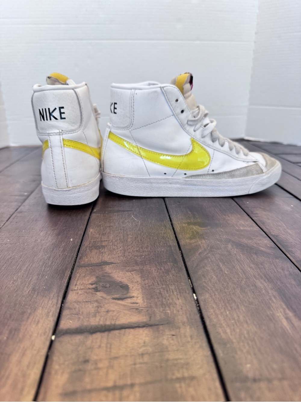 Nike Blazer Mid 77 Vtg HiTop Yellow Shoes Sneakers White Womens 6.5 distressed